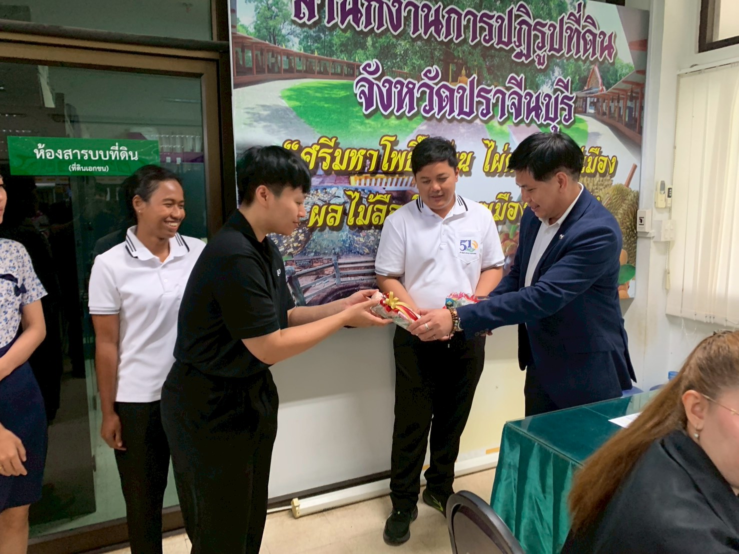 title - วันที่ 9 มิถุนายน 2569 นายวิทูล ประดิษฐบุญ ปฏิรูปที่ดินจังหวัดปราจีนบุรี ได้มอบนโยบาย ของรัฐมนตรีช่วยว่าการกระทรวงเกษตรและสหกรณ์ พร้อมทั้งชี้แจงแนวทางการปฏิบัติงาน แก่บุคลากรในสังกัด โดยได้ร่วมรับฟังปัญหา อุปสรรค และหารือแนวทางการขับเคลื่อนภารกิจตามแผนงานและโครงการประจำปีงบประมาณ พ.ศ. 2569